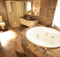Luxuary self-contained living with Spa. - Accommodation Mermaid Beach