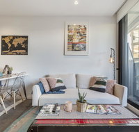 LUXURIOUS RIVERSIDE RESORT STYLE APARTMENTPOOLSPAGYMROOFTOP WITH CITY VIEWS - Accommodation Mermaid Beach