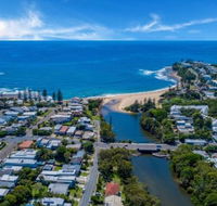 Luxury Hamptons Beachside Home in Dicky Beach - Accommodation Mermaid Beach