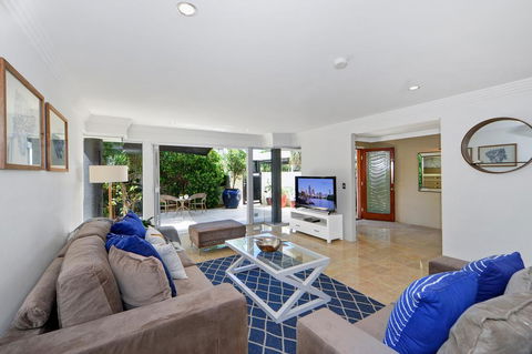 Magic On Main - Accommodation Mermaid Beach 2