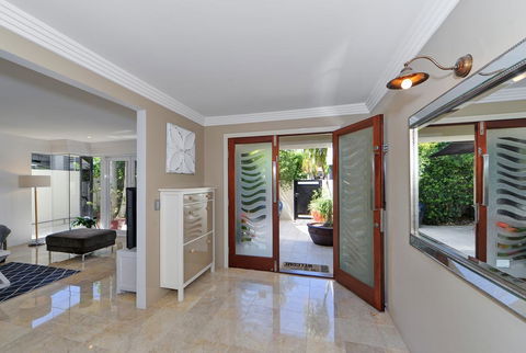 Magic On Main - Accommodation Mermaid Beach 1