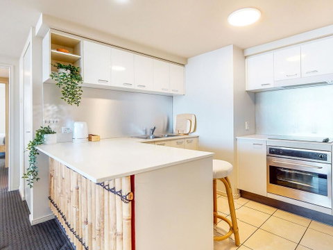 Modern 2BR Apartment In Chevron Renaissance - Accommodation Mermaid Beach 2