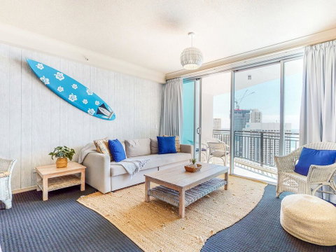 Modern 2BR Apartment In Chevron Renaissance - Accommodation Mermaid Beach 3