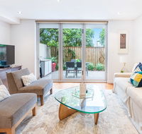 Modern apartment with large courtyard and short walk to Bondi Beach - Accommodation Mermaid Beach