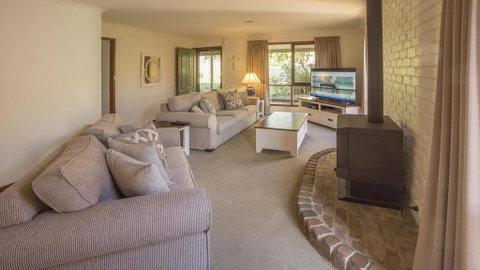 Mollymook Fantastic Holiday House - Accommodation Mermaid Beach 3