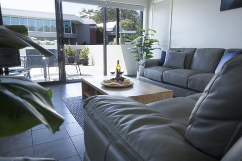 Mollymook Luxury Beachfront Apartment 3 - Accommodation Mermaid Beach 3