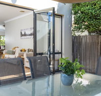 MOMENTS FROM BRADDON  ANU SPACIOUS and RELAXED - Accommodation Mermaid Beach