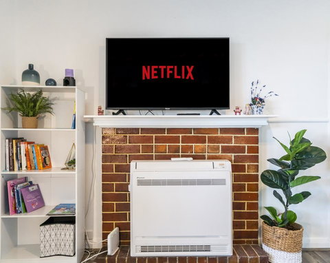 Moonah House-10 Mins To CBD & MONA, 4BR, 2 BATH, Great View, Park 3 Cars, Sleep 11, King Bed, En-suite - Accommodation Mermaid Beach 3