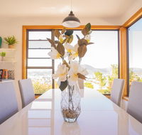 Moonah House-10 mins to CBD  MONA 4BR 2 BATH great view park 3 cars sleep 11 king bed en-suite - Accommodation Mermaid Beach