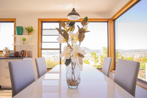 Moonah House-10 Mins To CBD & MONA, 4BR, 2 BATH, Great View, Park 3 Cars, Sleep 11, King Bed, En-suite - Accommodation Mermaid Beach 0