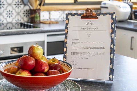 Moonah House-10 Mins To CBD & MONA, 4BR, 2 BATH, Great View, Park 3 Cars, Sleep 11, King Bed, En-suite - Accommodation Mermaid Beach 2