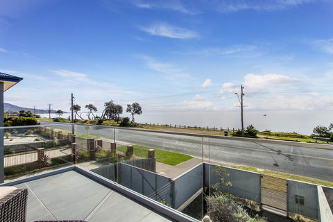 Nautilus 1 Luxury Retreat - Modern Beachfront Townhouse, WiFi, Water Views - Accommodation Mermaid Beach 1
