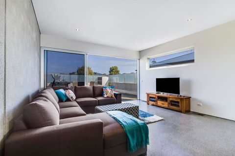 Nautilus 1 Luxury Retreat - Modern Beachfront Townhouse, WiFi, Water Views - Accommodation Mermaid Beach 2