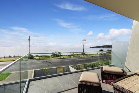 Nautilus 1 Luxury Retreat - Modern Beachfront Townhouse, WiFi, Water Views - Accommodation Mermaid Beach 0