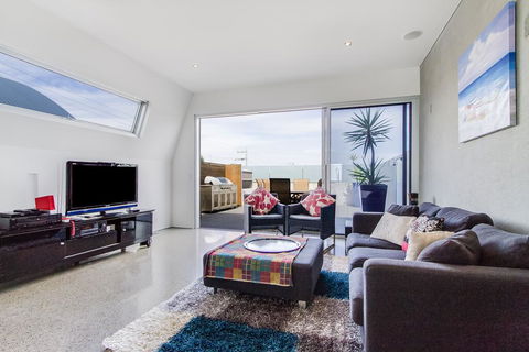 Nautilus 2 Luxury Retreat - Modern Beachfront Townhouse, WiFi, Water Views - Accommodation Mermaid Beach 3