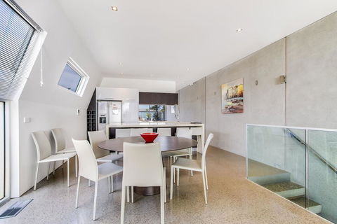 Nautilus 2 Luxury Retreat - Modern Beachfront Townhouse, WiFi, Water Views - Accommodation Mermaid Beach 0