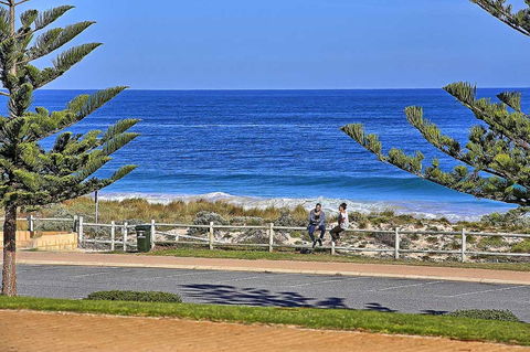Beachfront @ Scarbs - Accommodation Mermaid Beach 14