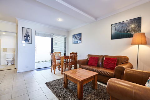 Fremantle Townhouse Unit 6 - Accommodation Mermaid Beach 1