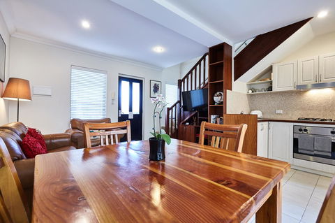 Fremantle Townhouse Unit 6 - Accommodation Mermaid Beach 0