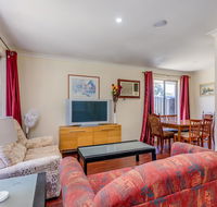 Brilliant neat convenient family-friendly house - Accommodation Mermaid Beach