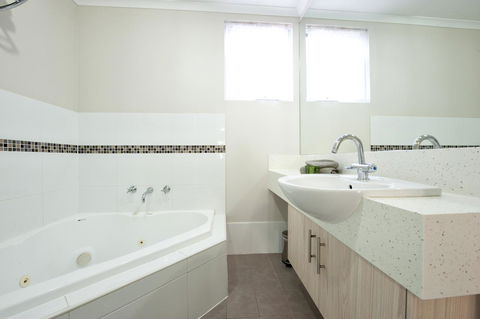 Mandalay Holiday Resort And Tourist Park - Accommodation Mermaid Beach 43