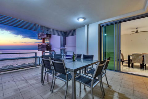 Oceana Darwin Central Oceanfront 3 Bedroom 2 Lounge Room Pool Gym Tennis Court Sleeps 9 - Accommodation Mermaid Beach 2