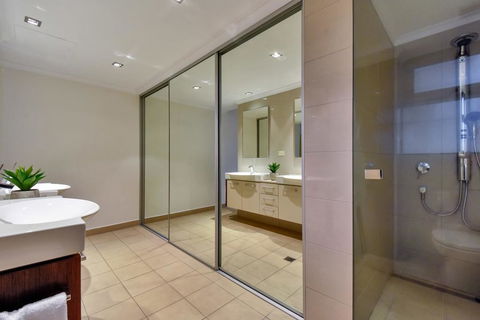 Oceana Darwin Central Oceanfront 3 Bedroom 2 Lounge Room Pool Gym Tennis Court Sleeps 9 - Accommodation Mermaid Beach 3