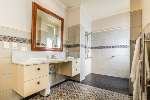 Old Bank Boutique Hotel - Accommodation Mermaid Beach 1