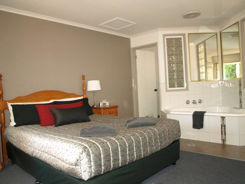 Old Coach Motor Inn Echuca - Accommodation Mermaid Beach 1