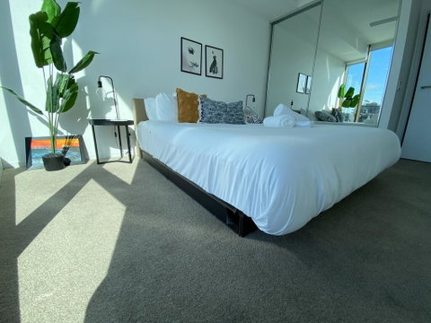 Perfect Short Term Stay In Brissy Cozy & Relax - Accommodation Mermaid Beach 1