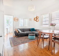 Picturesque Bellevue Hill 2BR Apt. Courtyard - Accommodation Mermaid Beach