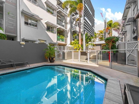 Private Room In The Valley - Accommodation Mermaid Beach 0