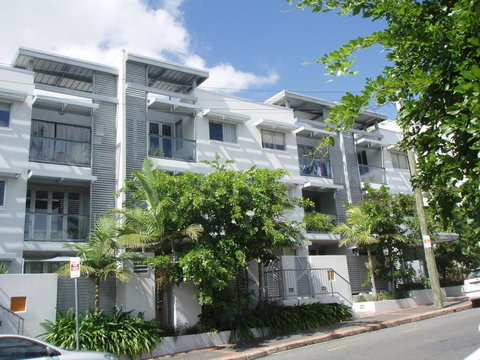 Private Room In The Valley - Accommodation Mermaid Beach 1