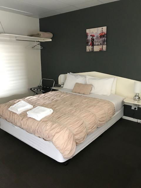 RAILWAY HOTEL MOTEL - Accommodation Mermaid Beach 3