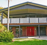 Red Door Beach House - Marcoola Beach - PET FRIENDLY FOXTEL WIFI 500 BOND Linen Supplied - Accommodation Mermaid Beach