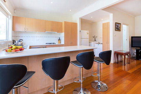 RENOVATED BEACH BEAUTY - ROSEBUD - Accommodation Mermaid Beach 2