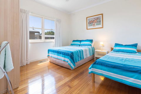 RENOVATED BEACH BEAUTY - ROSEBUD - Accommodation Mermaid Beach 1