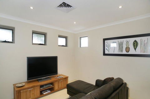 Seal 4 Bedroom House By Shoalwater Executive Homes - Accommodation Mermaid Beach 2