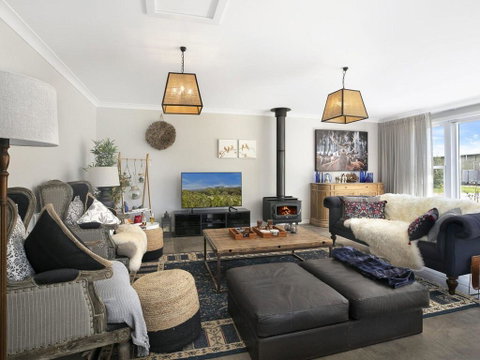 Silky Oak Villa - Spacious & Beautifully Decorated - Accommodation Mermaid Beach 0