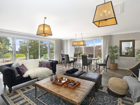 Silky Oak Villa - Spacious & Beautifully Decorated - Accommodation Mermaid Beach 1