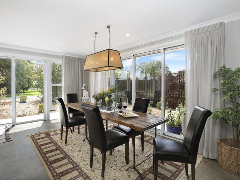Silky Oak Villa - Spacious & Beautifully Decorated - Accommodation Mermaid Beach 2