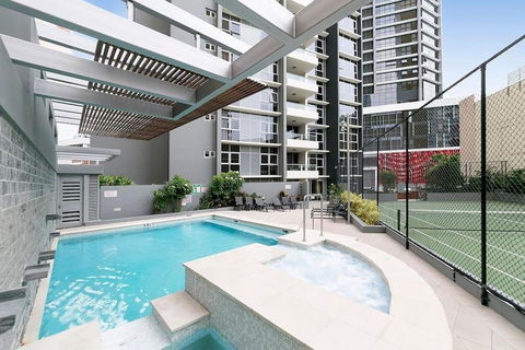 SK2 - 3BR With Pool Gym Steam Room In Story Bridge - Accommodation Mermaid Beach 1