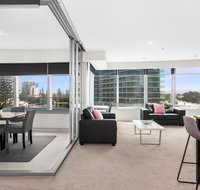 Sleek Q1 Suite in the Heart of Surfers Paradise - Accommodation Mermaid Beach