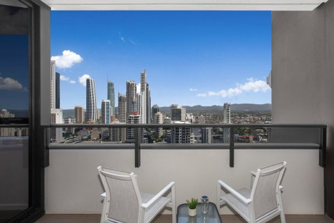 Spacious And Artfully Designed Apartment In Surfers - Accommodation Mermaid Beach 1