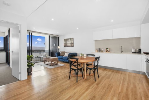 Spacious And Artfully Designed Apartment In Surfers - Accommodation Mermaid Beach 2