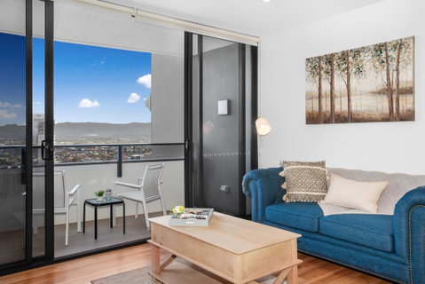 Spacious And Artfully Designed Apartment In Surfers - Accommodation Mermaid Beach 3