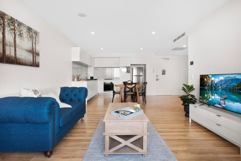 Spacious And Artfully Designed Apartment In Surfers - Accommodation Mermaid Beach 0