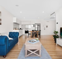 Spacious and Artfully Designed Apartment in Surfers - Accommodation Mermaid Beach