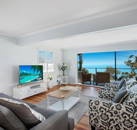 Stunning Family Escape on the Point With Bay Views - Accommodation Mermaid Beach