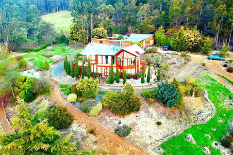 STUNNING HOME WITH AMAZING VIEWS - Just 20 Mins To The City And Only 10 To MONA! - Accommodation Mermaid Beach 2